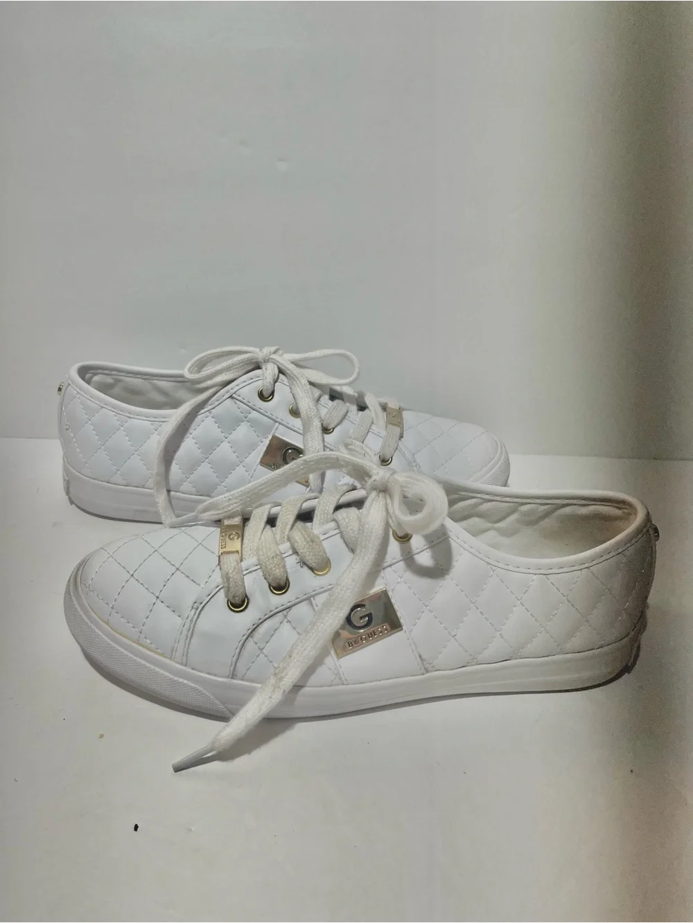😍 Guess Women’s White Quilted Leather Sneakers with Gold Accents size 8